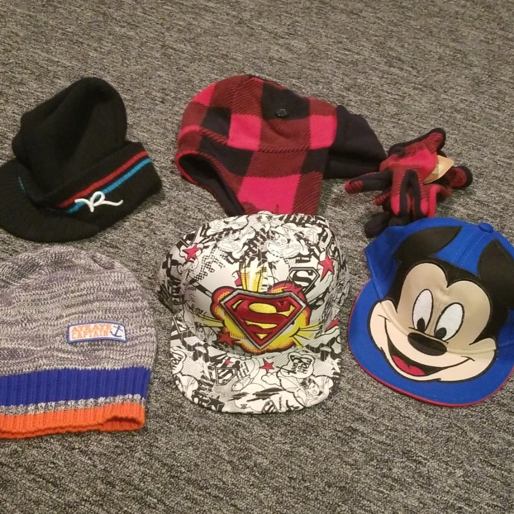 Lot of 5 hats and Gloves
